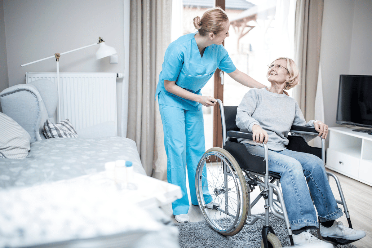 Krankenzimmer_mit_Patientin_im_Rollstuhl