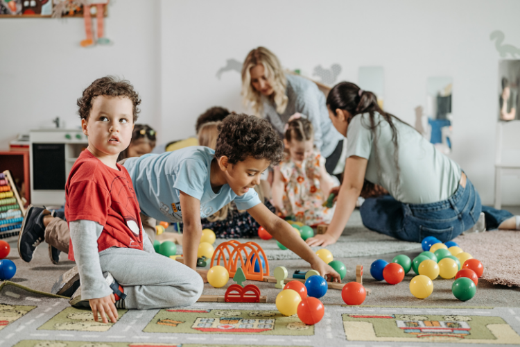Kinder_spielen_im_Kindergarten