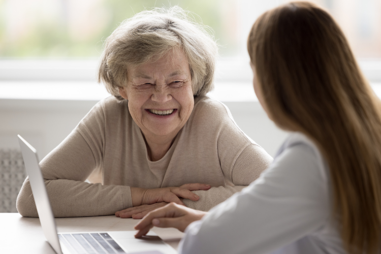 Seniorin_lacht_mit_Pflegerin
